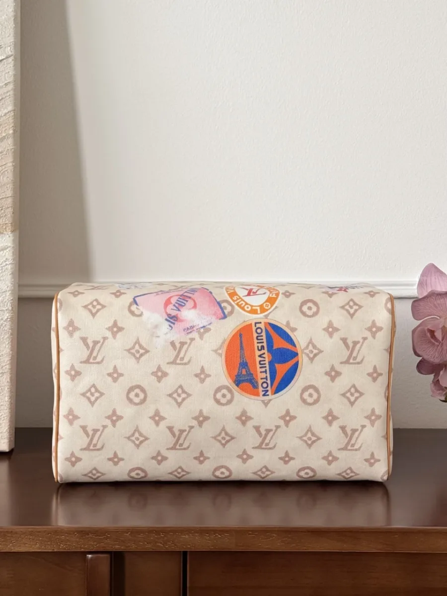 Сумка Louis Vuitton Speedy 30, вид снизу на дно с принтом