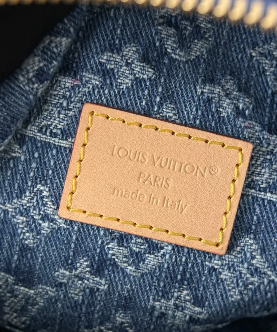 Крупный план внутренней кожаной нашивки с тиснением Louis Vuitton Paris