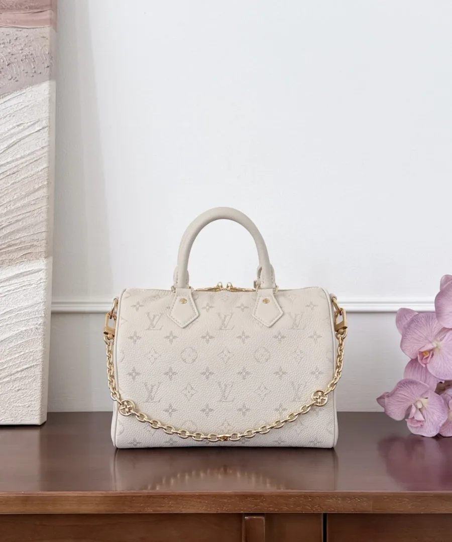 Молочно-белая сумка Louis Vuitton Speedy 25 с золотистой цепочкой, вид спереди