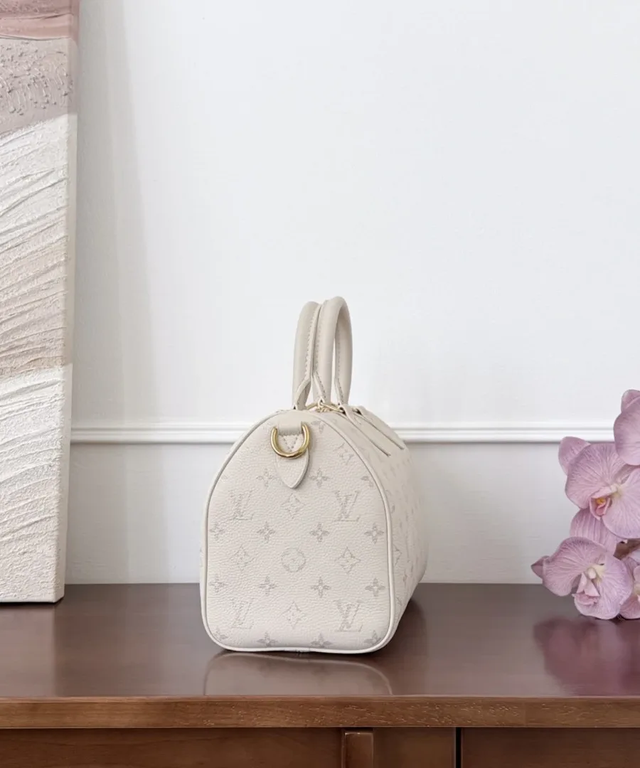 Молочно-белая сумка Louis Vuitton Speedy 25 из тисненой кожи, вид сбоку