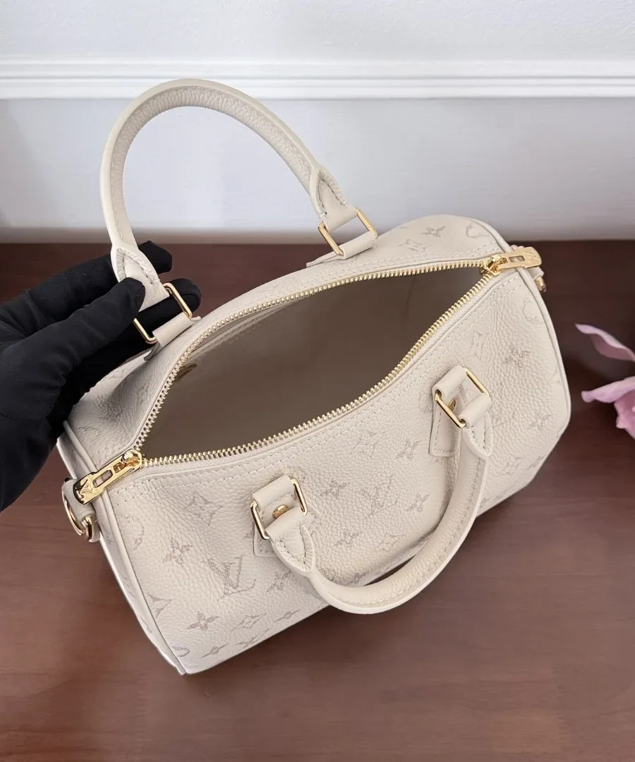 Открытая сумка Louis Vuitton Speedy 25, вид сверху на внутреннее отделение