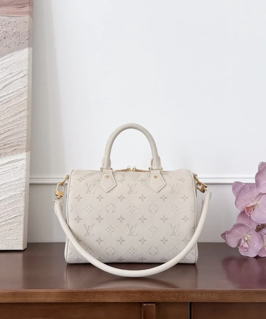Молочно-белая сумка Louis Vuitton Speedy 25 с кожаным плечевым ремнем
