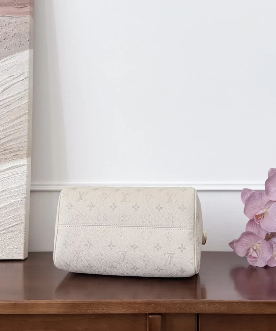 Молочно-белая сумка Louis Vuitton Speedy 25 из зернистой кожи, вид снизу