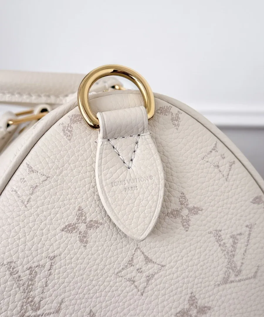 Крупный план крепления плечевого ремня и тисненой кожи Monogram Empreinte