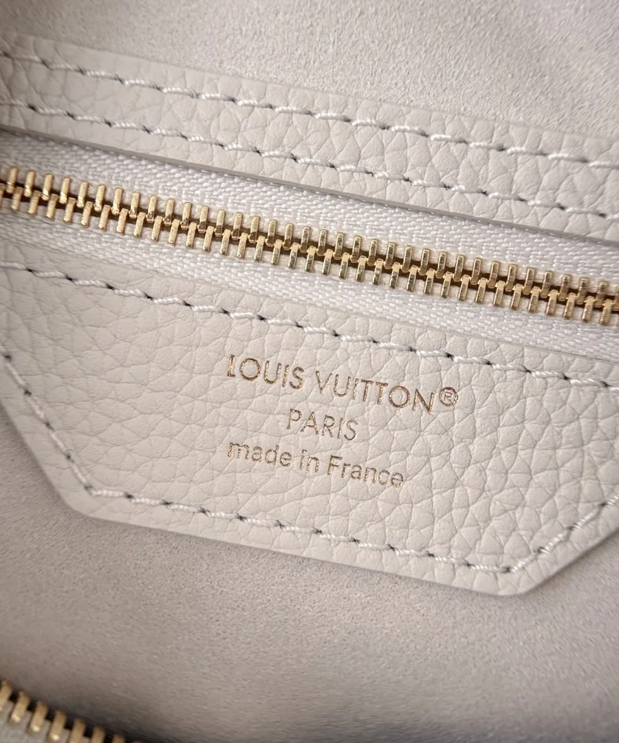 Внутренний карман на молнии с кожаной нашивкой Louis Vuitton Paris
