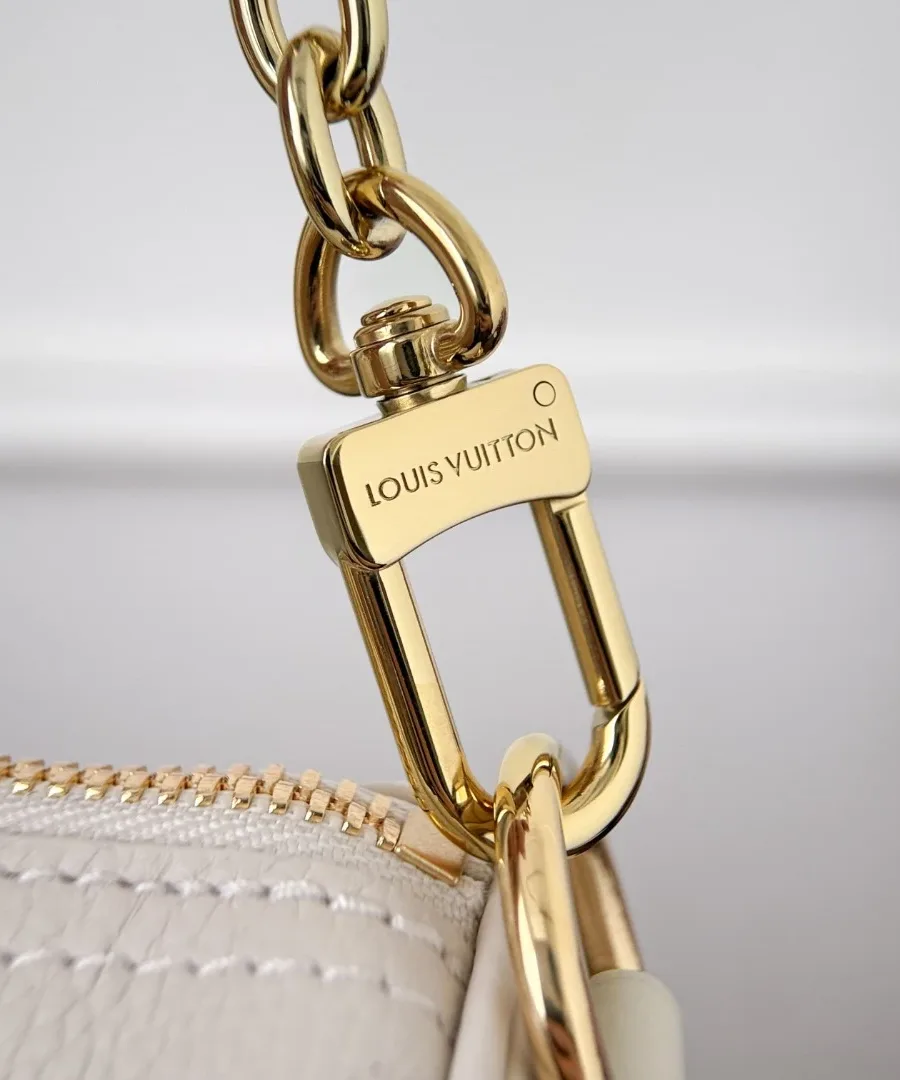 Золотистый карабин металлической цепочки с гравировкой Louis Vuitton