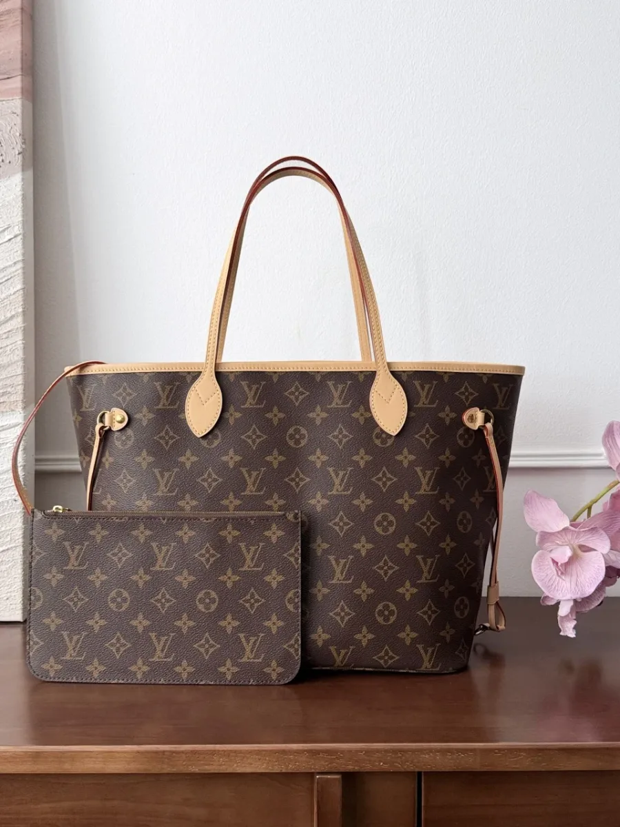 Сумка-тоут Louis Vuitton Neverfull MM из канвы Monogram со съемным клатчем, вид спереди