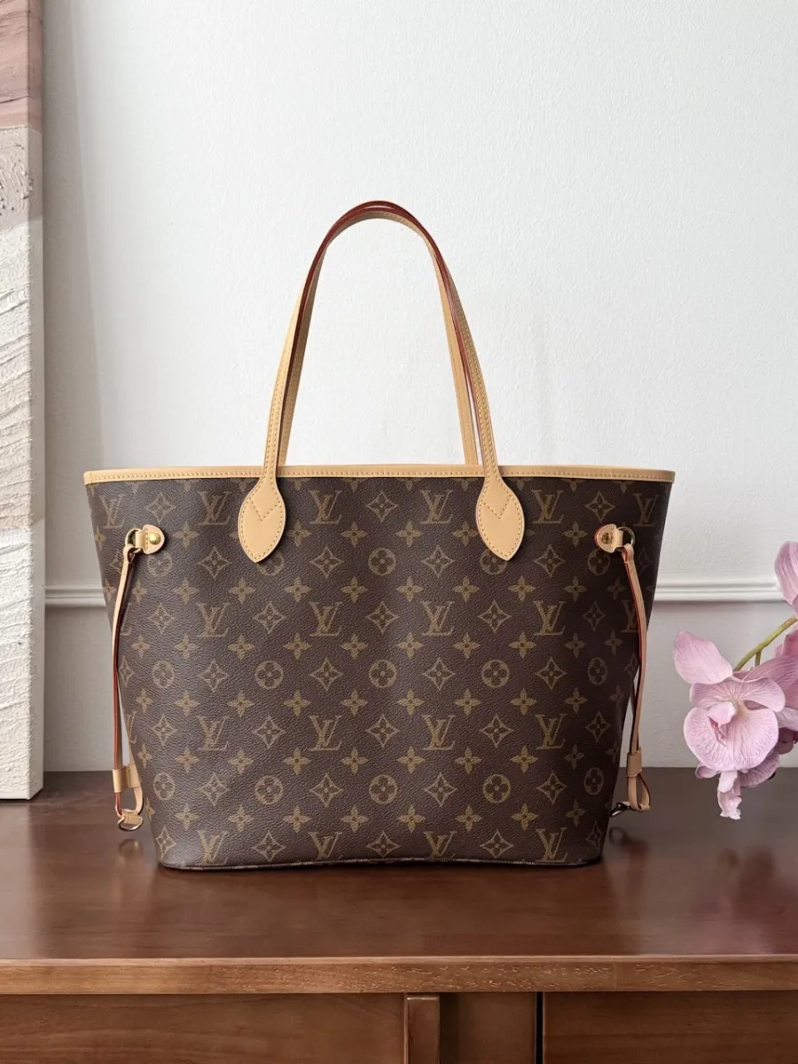 Сумка-тоут Louis Vuitton Neverfull MM из канвы Monogram, вид спереди