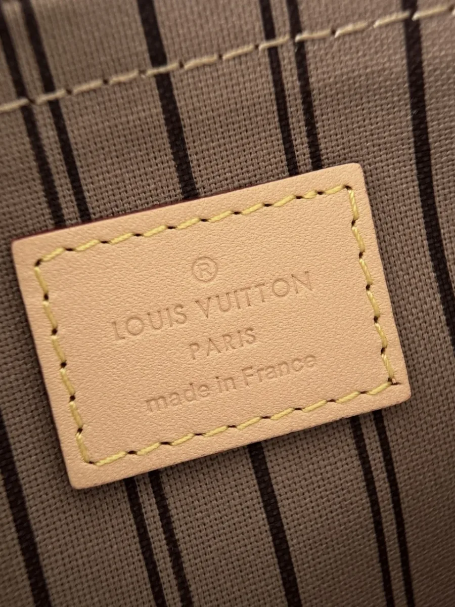 Крупный план прямоугольной кожаной нашивки с тиснением Louis Vuitton Paris