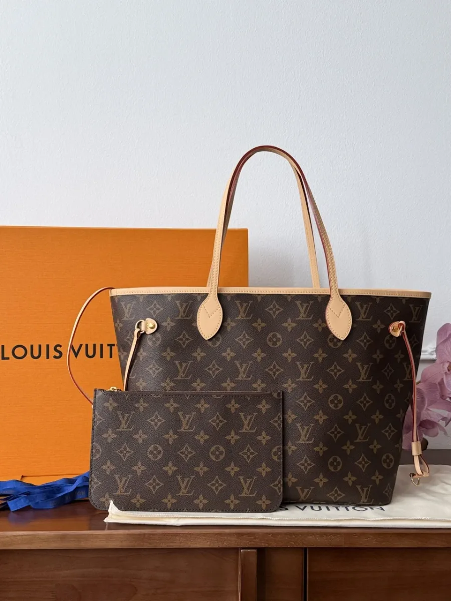 Сумка-тоут Louis Vuitton Neverfull MM со съемным клатчем на фоне фирменной коробки