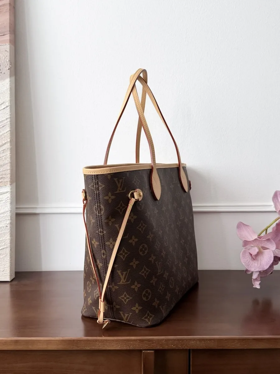Сумка-тоут Louis Vuitton Neverfull MM из канвы Monogram, вид сбоку