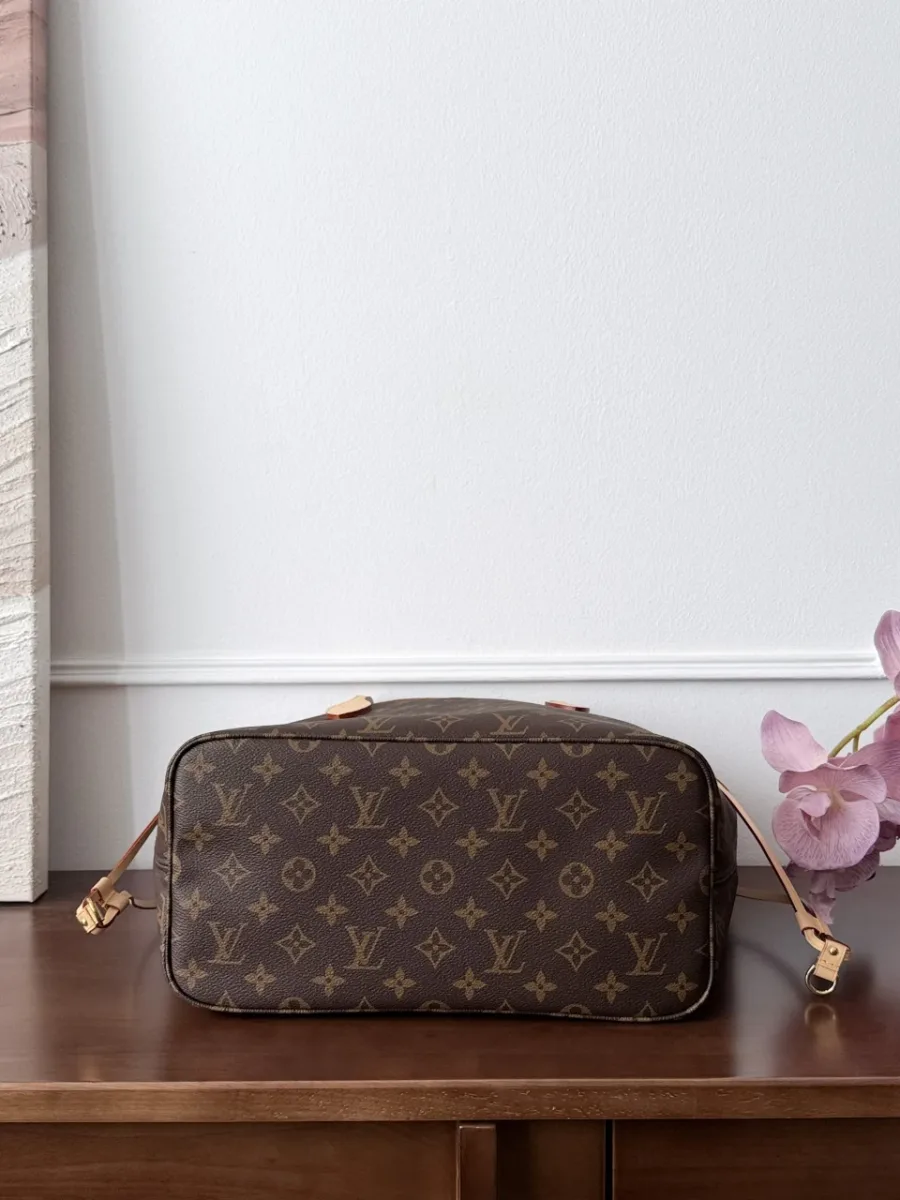 Сумка-тоут Louis Vuitton Neverfull MM из канвы Monogram, вид снизу
