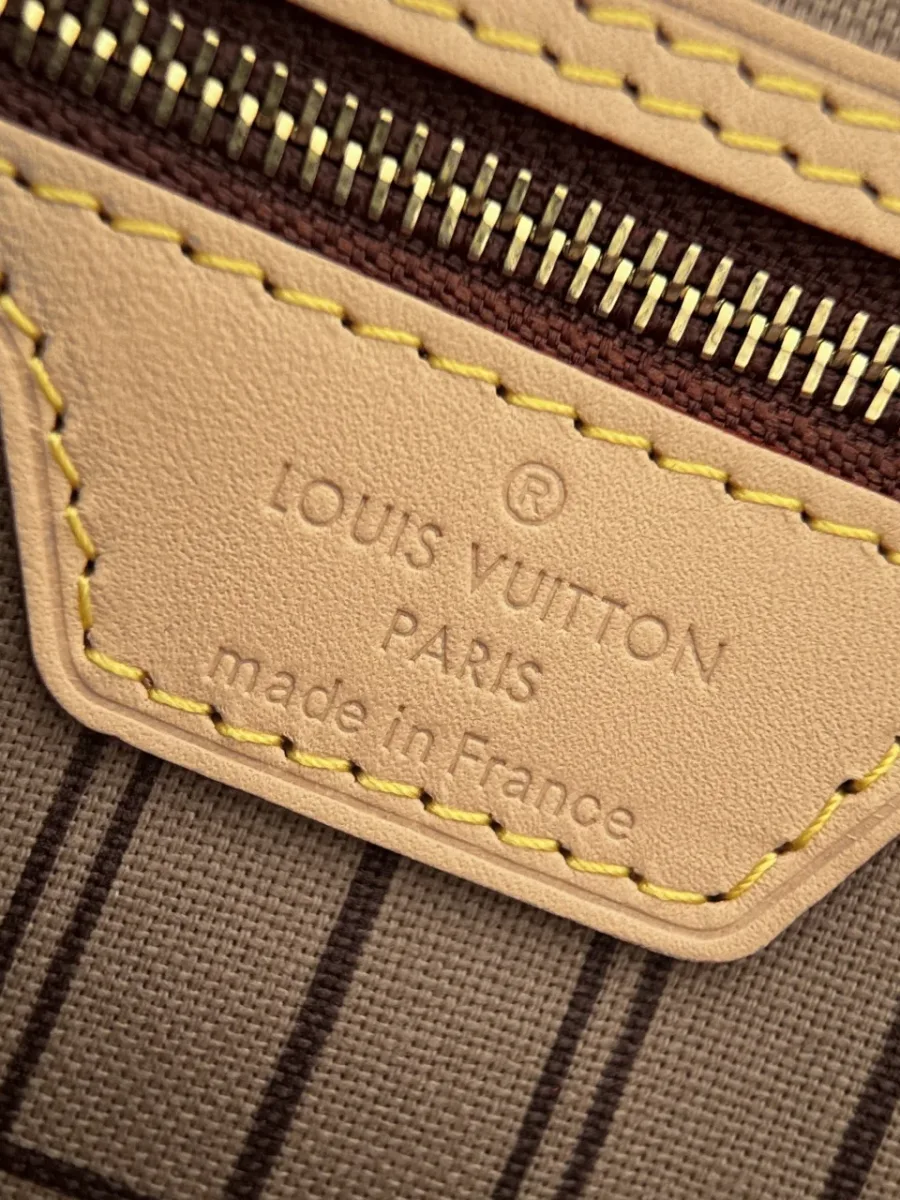 Крупный план кожаной нашивки с тиснением Louis Vuitton Paris inside
