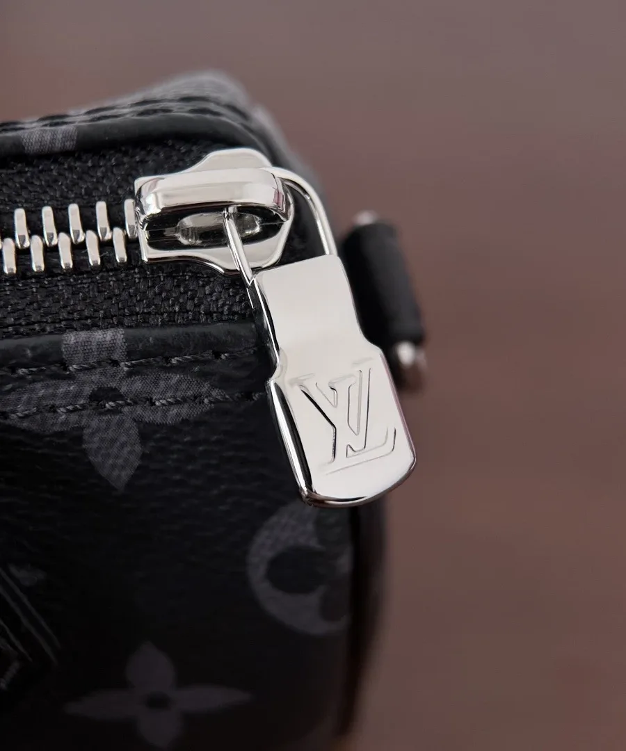 Крупный план серебристой молнии с пуллером с логотипом LV