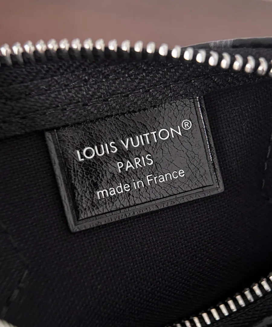 Внутренняя кожаная нашивка с тиснением Louis Vuitton Paris