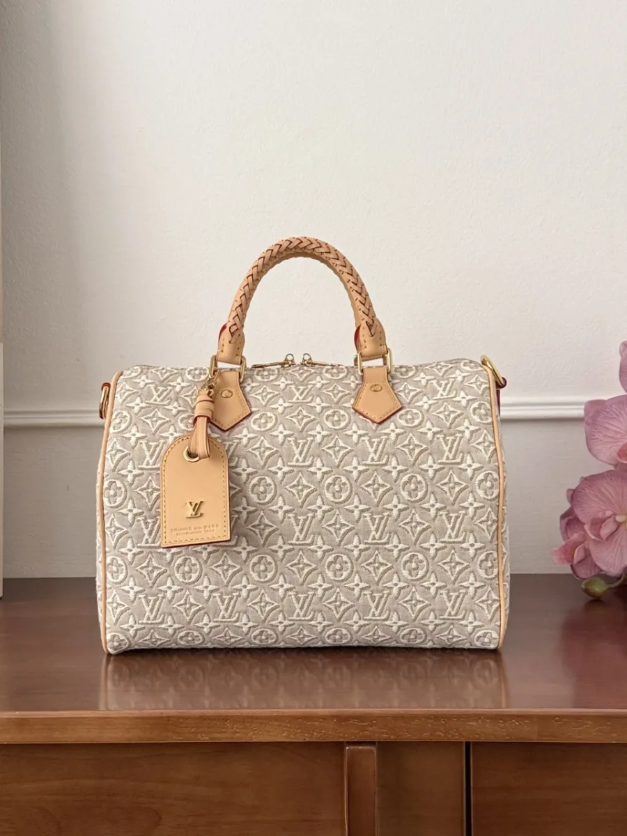 Бежевая сумка Louis Vuitton Speedy 30 с вышитым узором Monogram, вид спереди