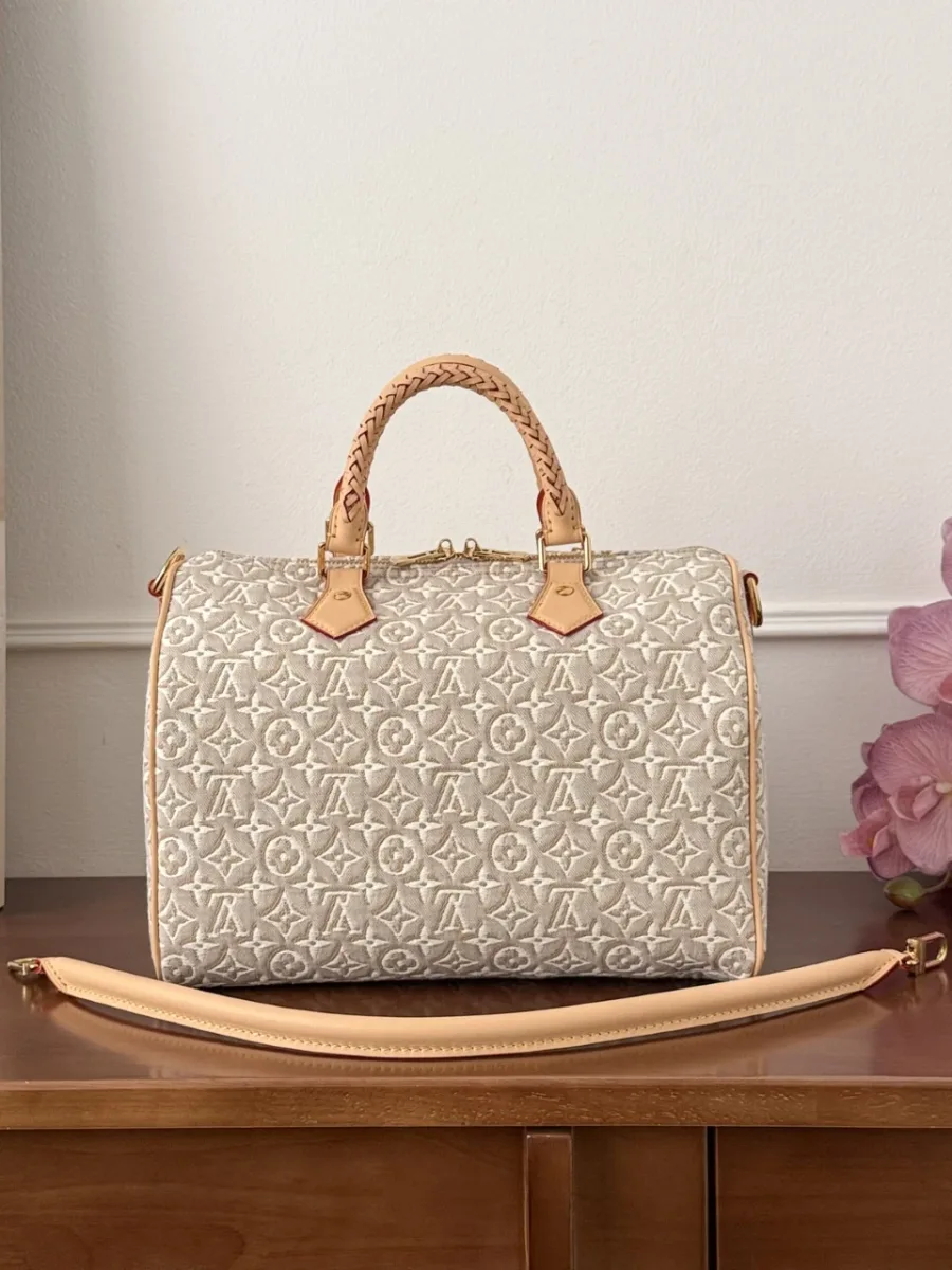Бежевая сумка Louis Vuitton Speedy 30 с плечевым ремнем, вид спереди