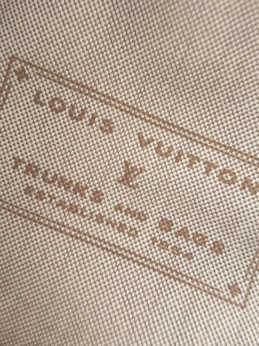 Внутренний штамп Louis Vuitton Trunks and Bags на подкладке