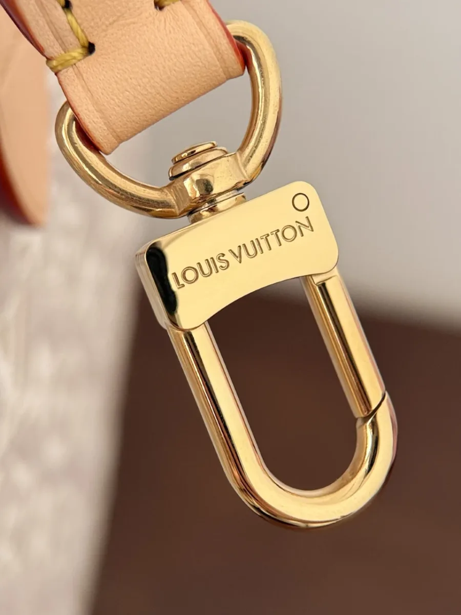Золотистый металлический карабин плечевого ремня с гравировкой Louis Vuitton