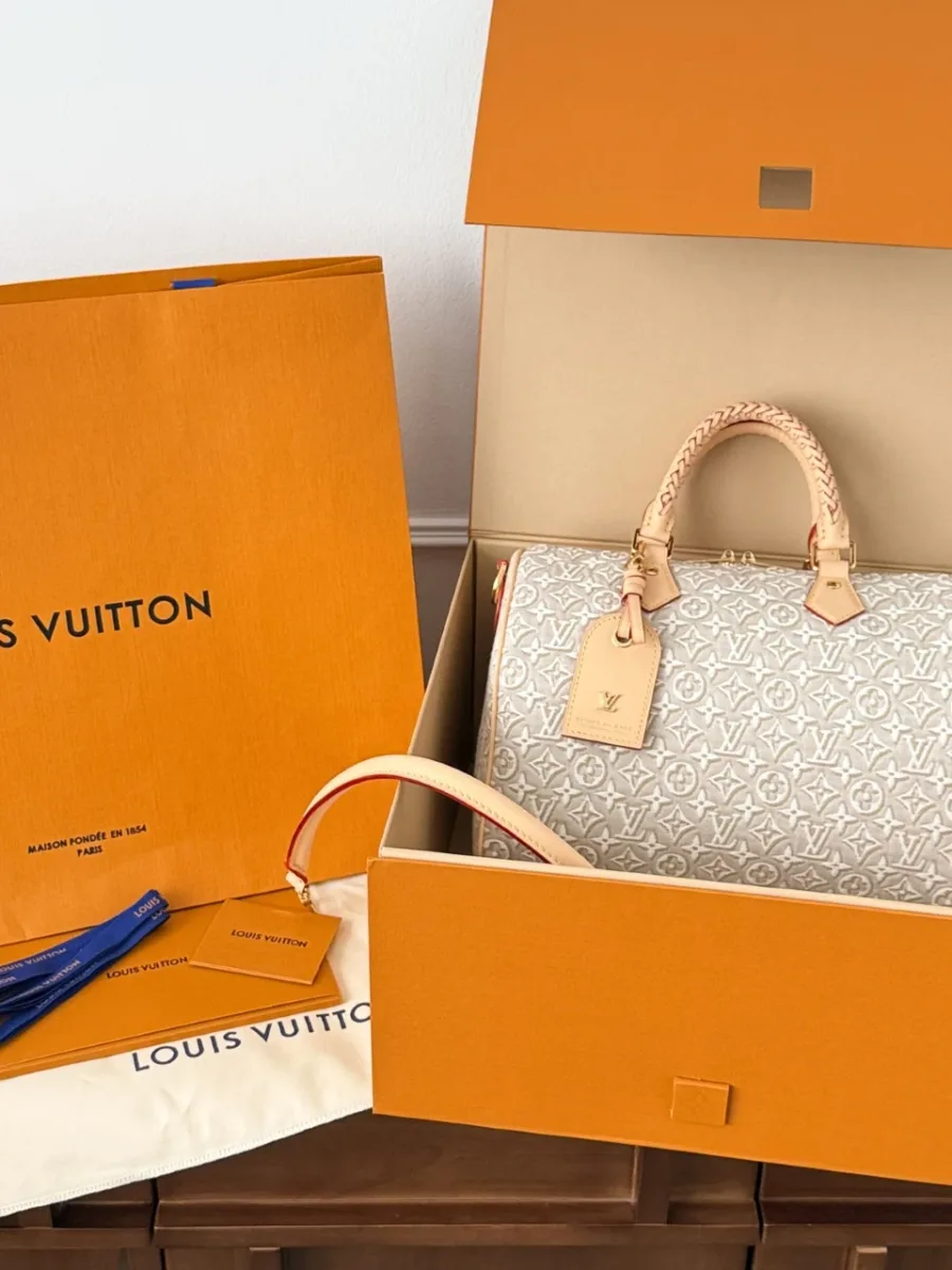 Сумка Louis Vuitton Speedy 30 в фирменной оранжевой коробке с пыльником