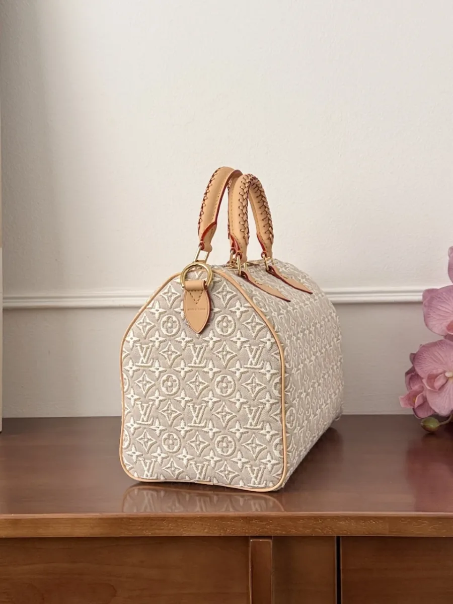 Бежевая сумка Louis Vuitton Speedy 30, вид сбоку