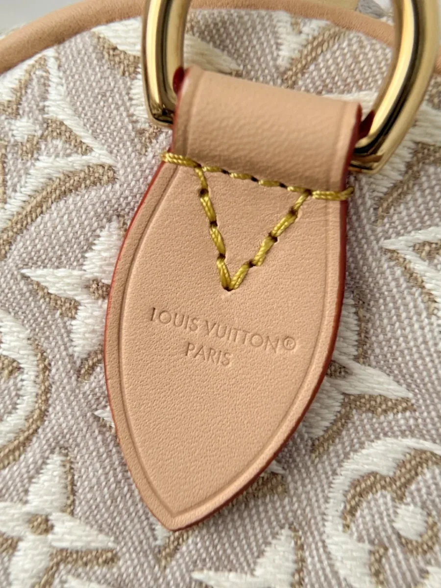 Кожаное крепление ручки с тиснением Louis Vuitton Paris