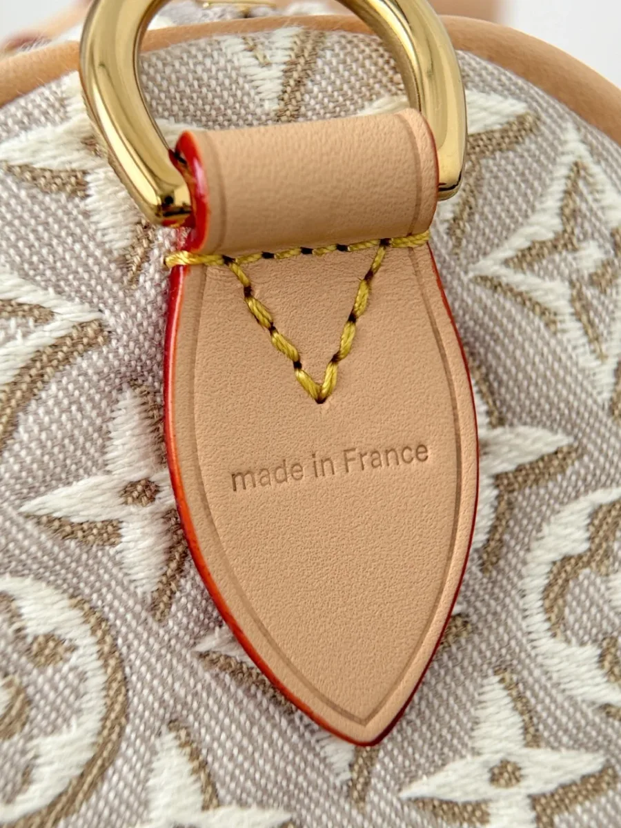 Кожаное крепление ручки с тиснением made in France
