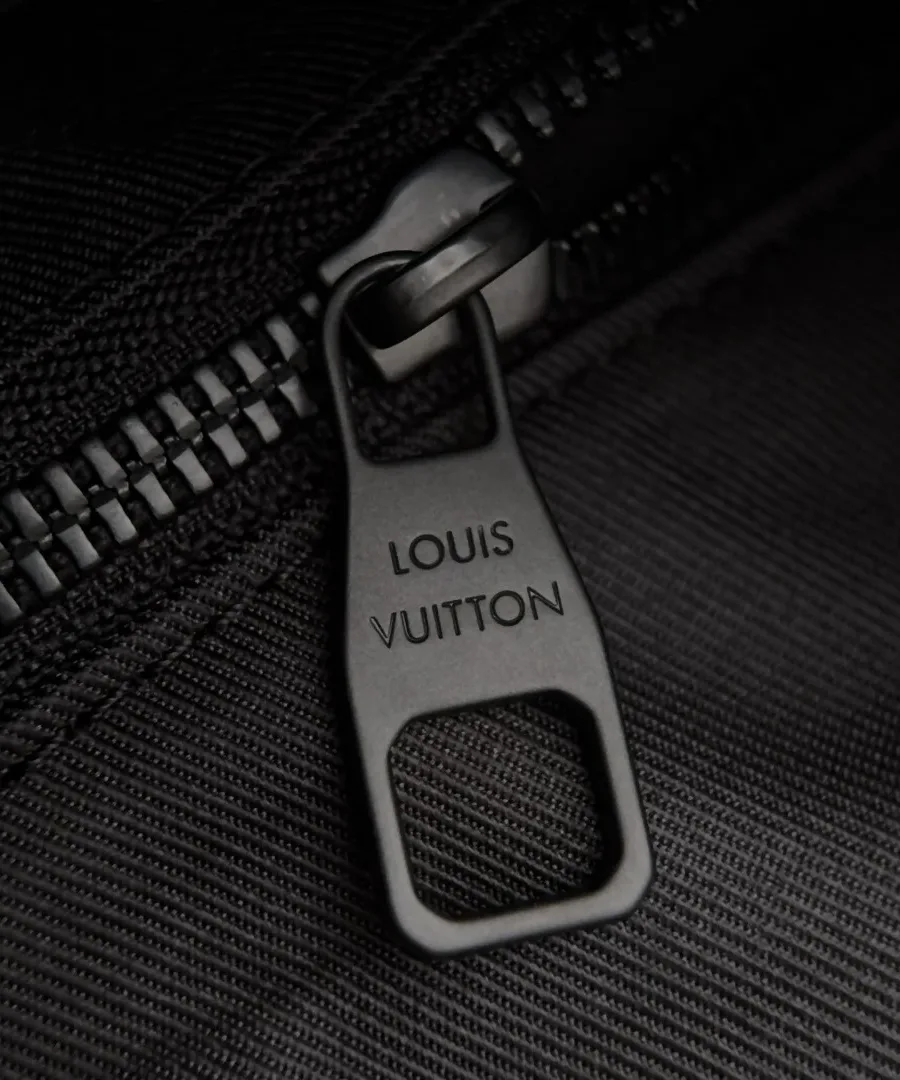 Металлическая молния с пуллером и гравировкой Louis Vuitton