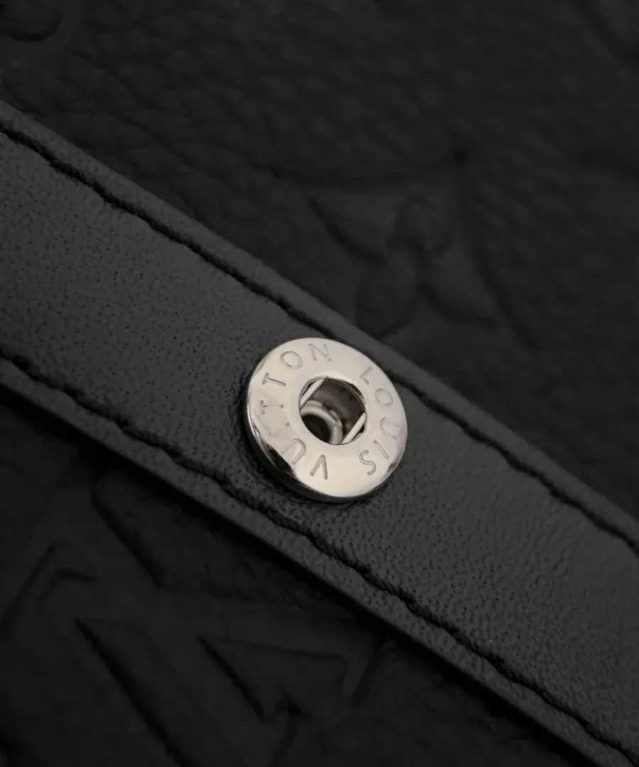 Металлическая кнопка с гравировкой Louis Vuitton на черном ремешке