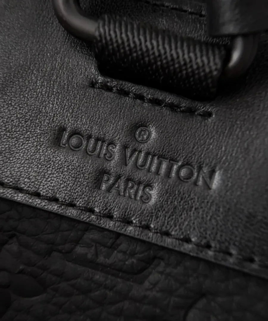 Тисненый логотип Louis Vuitton Paris на черной коже рюкзака