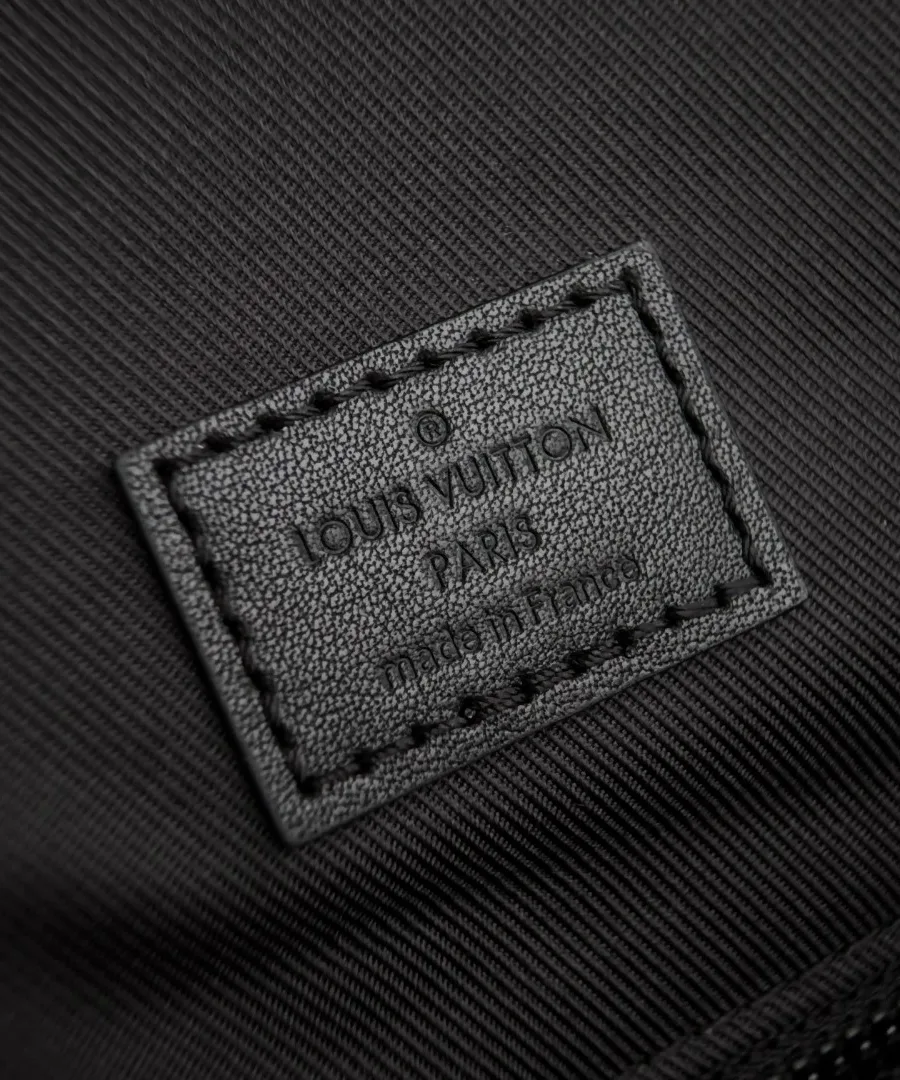 Внутренний кожаный ярлык с тиснением Louis Vuitton Paris