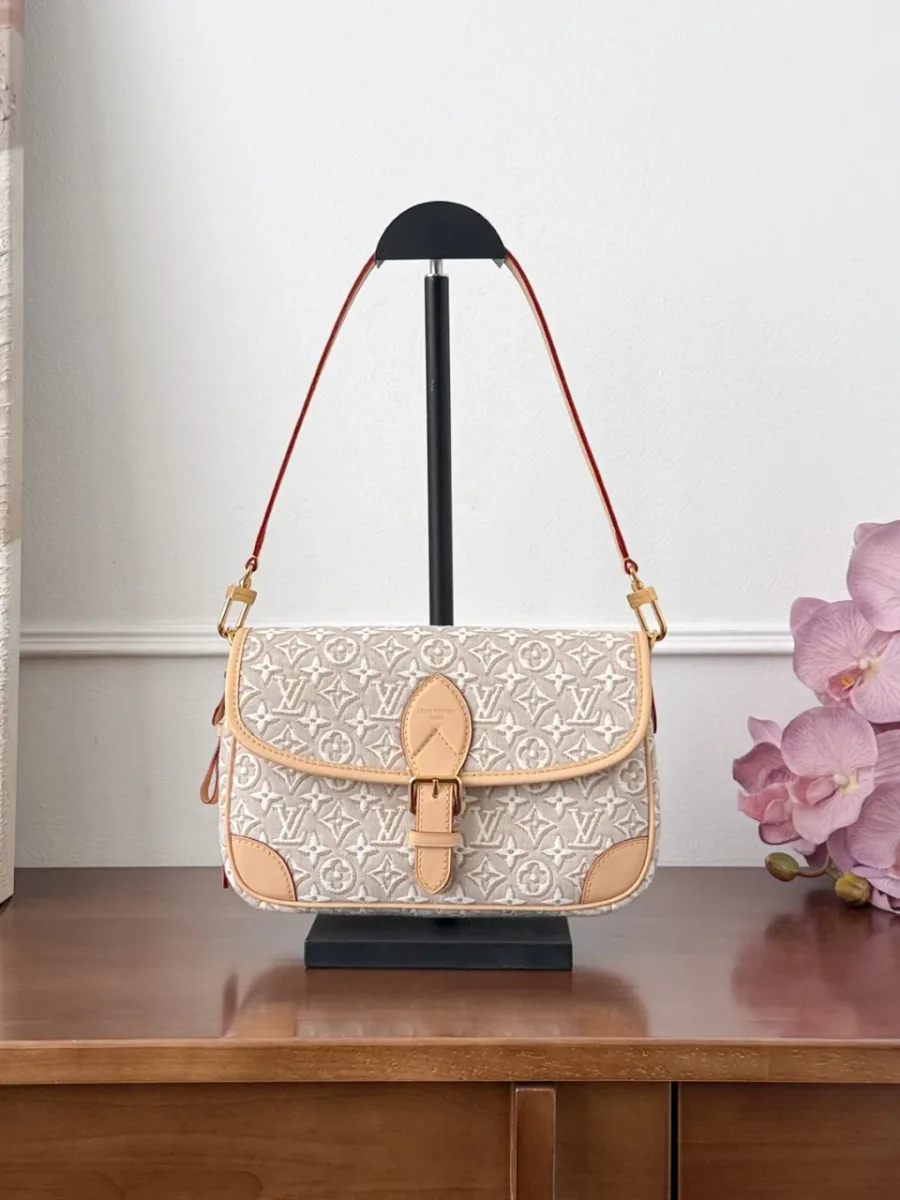 Бежевая сумка Louis Vuitton Diane с монограммой на подставке, вид спереди
