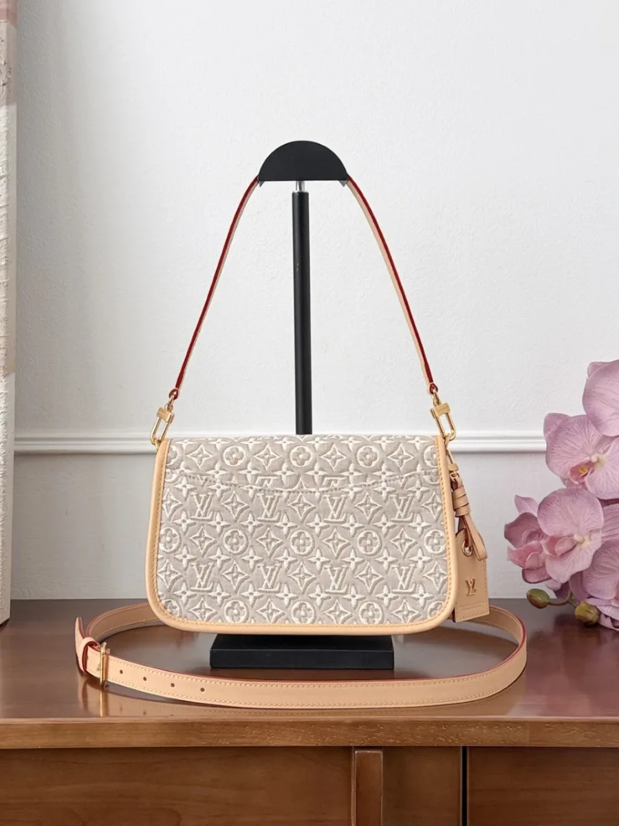Бежевая сумка Louis Vuitton Diane с монограммой, вид сзади с плечевым ремнем