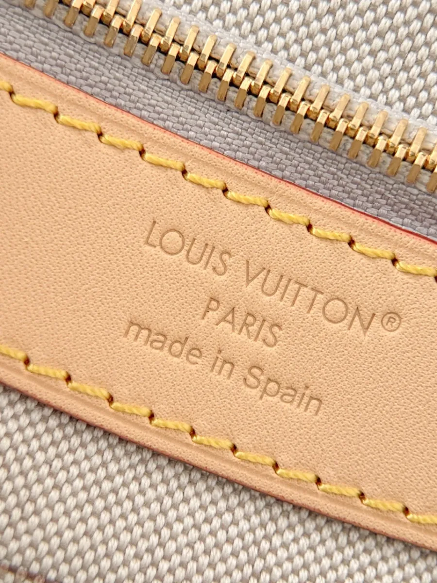 Внутреннее тиснение Louis Vuitton Paris made in Spain на кожаной детали