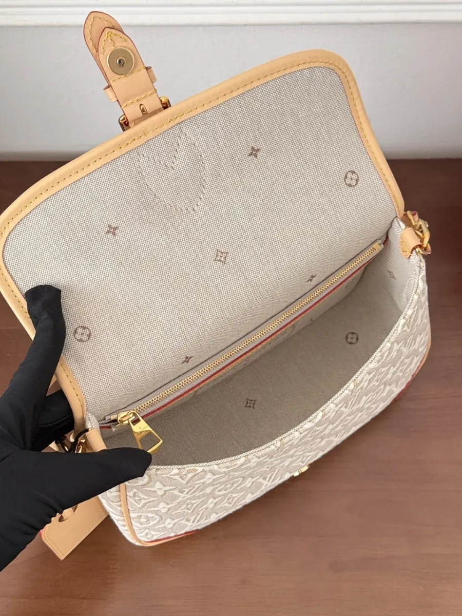 Открытая сумка Louis Vuitton Diane с текстильной подкладкой, вид сверху