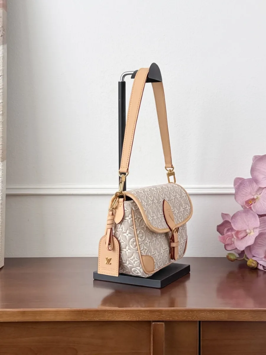 Сумка Louis Vuitton Diane из бежевого текстиля с монограммой, вид сбоку