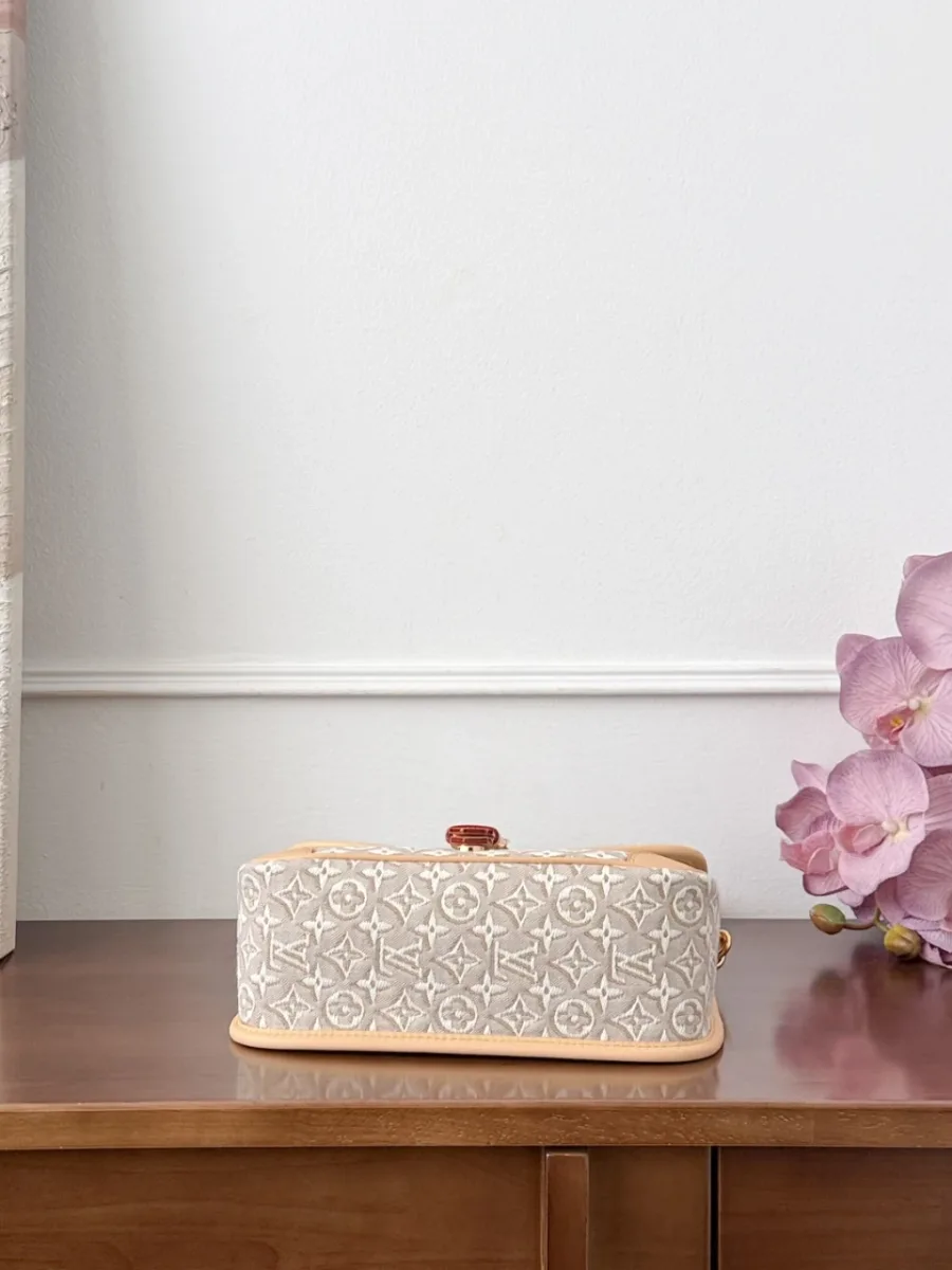 Нижняя часть сумки Louis Vuitton Diane с кожаной отделкой, вид снизу