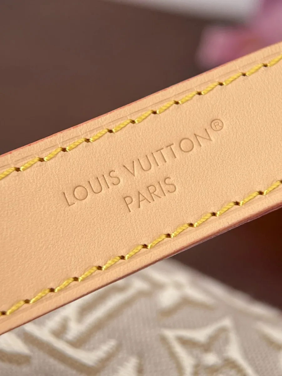 Тиснение Louis Vuitton Paris на кожаном ремне сумки, крупный план