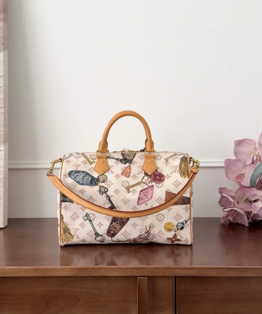 Сумка Louis Vuitton Speedy 30 Flight Mode с плечевым ремнем, вид сзади