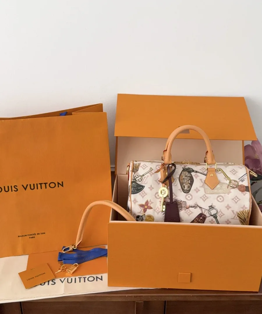 Сумка Louis Vuitton Speedy 30 Flight Mode рядом с фирменной коробкой и пакетом