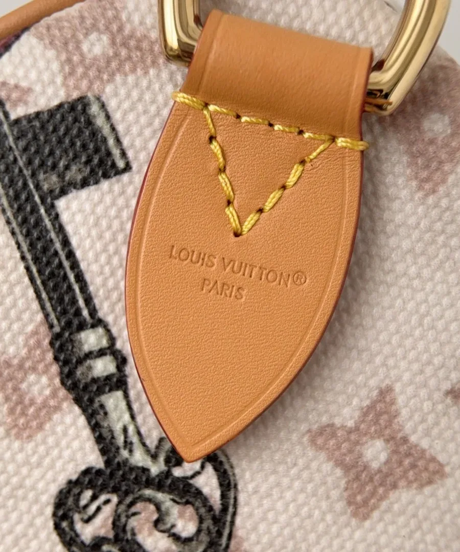 Кожаное крепление ручки с тиснением Louis Vuitton Paris