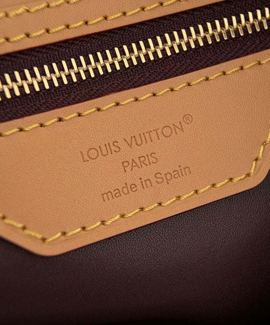 Внутренний кожаный ярлык с тиснением Louis Vuitton Paris made in Spain