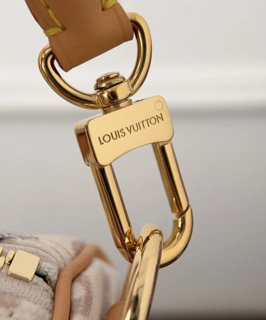 Золотистый карабин плечевого ремня с гравировкой Louis Vuitton