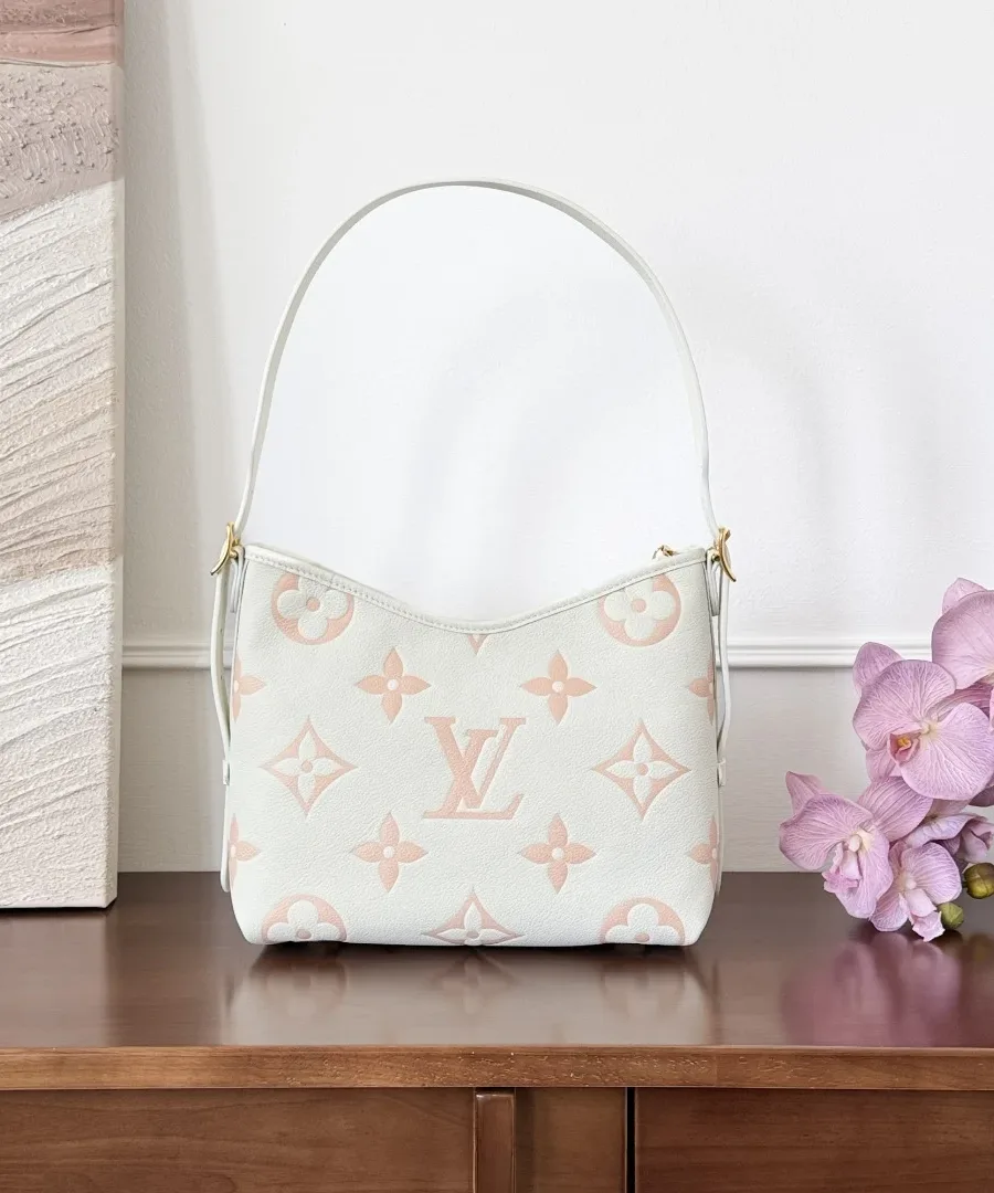 Бело-розовая кожаная сумка Louis Vuitton CarryAll PM с принтом Monogram, вид сзади