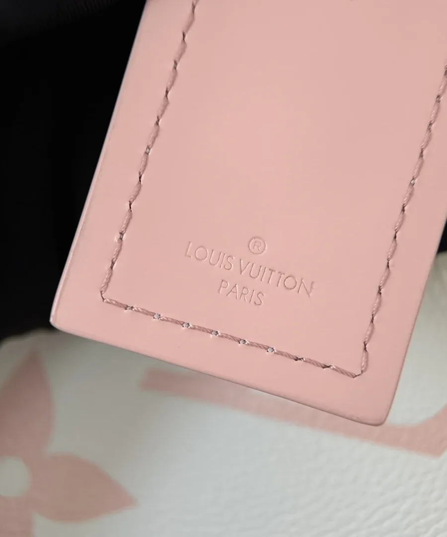 Крупный план розового кожаного ярлыка с тиснением Louis Vuitton Paris