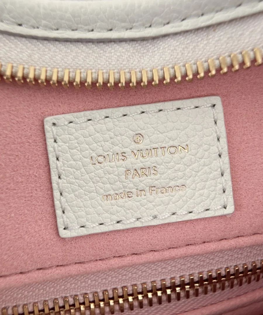 Крупный план внутренней кожаной нашивки Louis Vuitton Paris на розовой подкладке