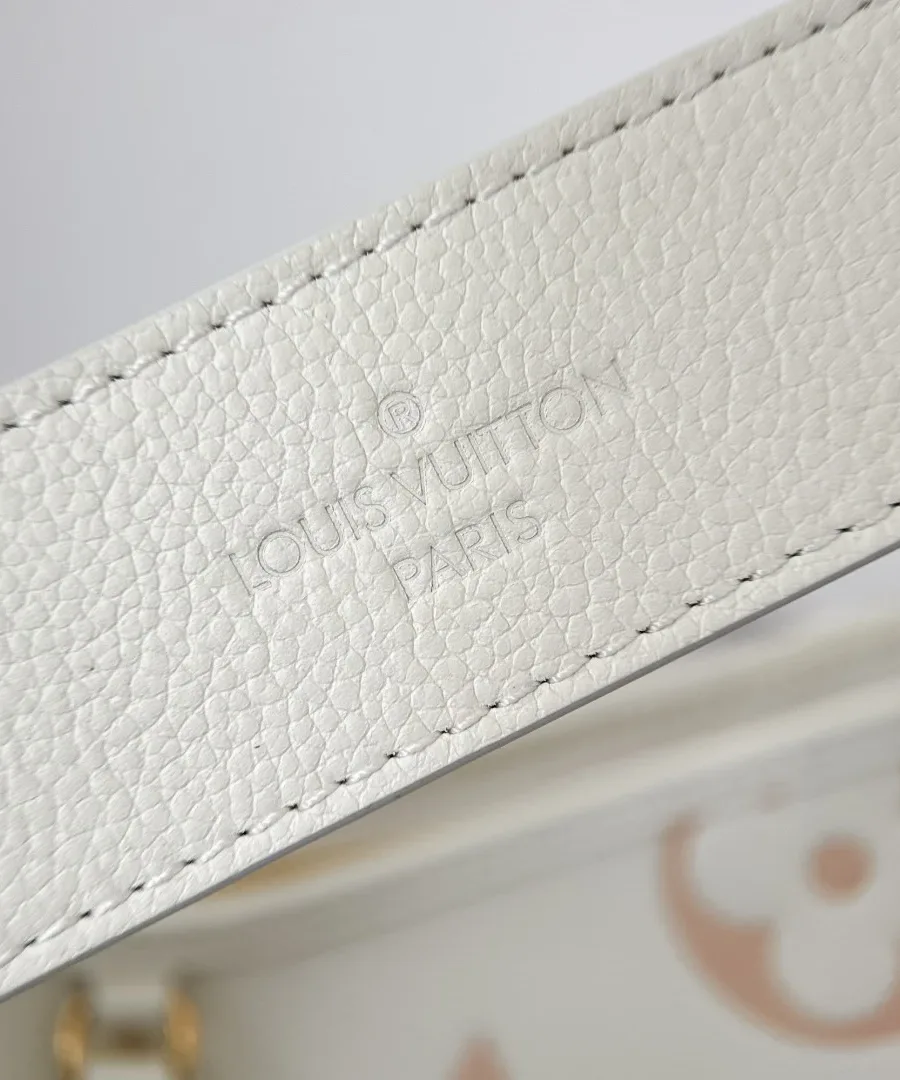 Крупный план тиснения Louis Vuitton Paris на белом кожаном ремне