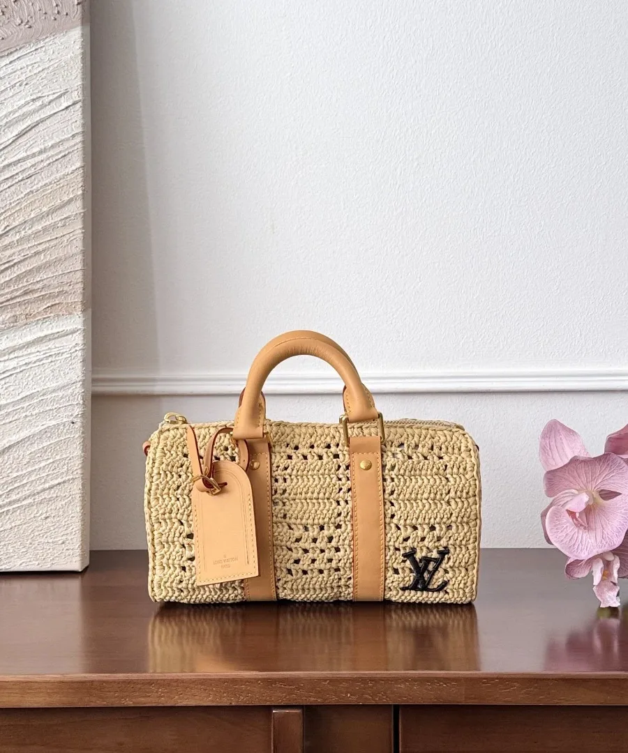 Плетеная бежевая сумка Keepall 25 с кожаными ручками, вид спереди
