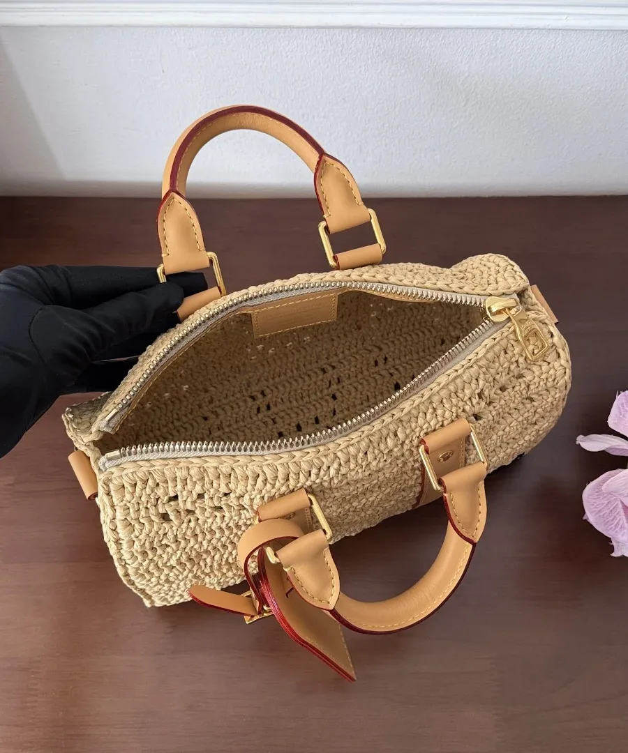 Вид сверху на открытое отделение сумки Keepall 25