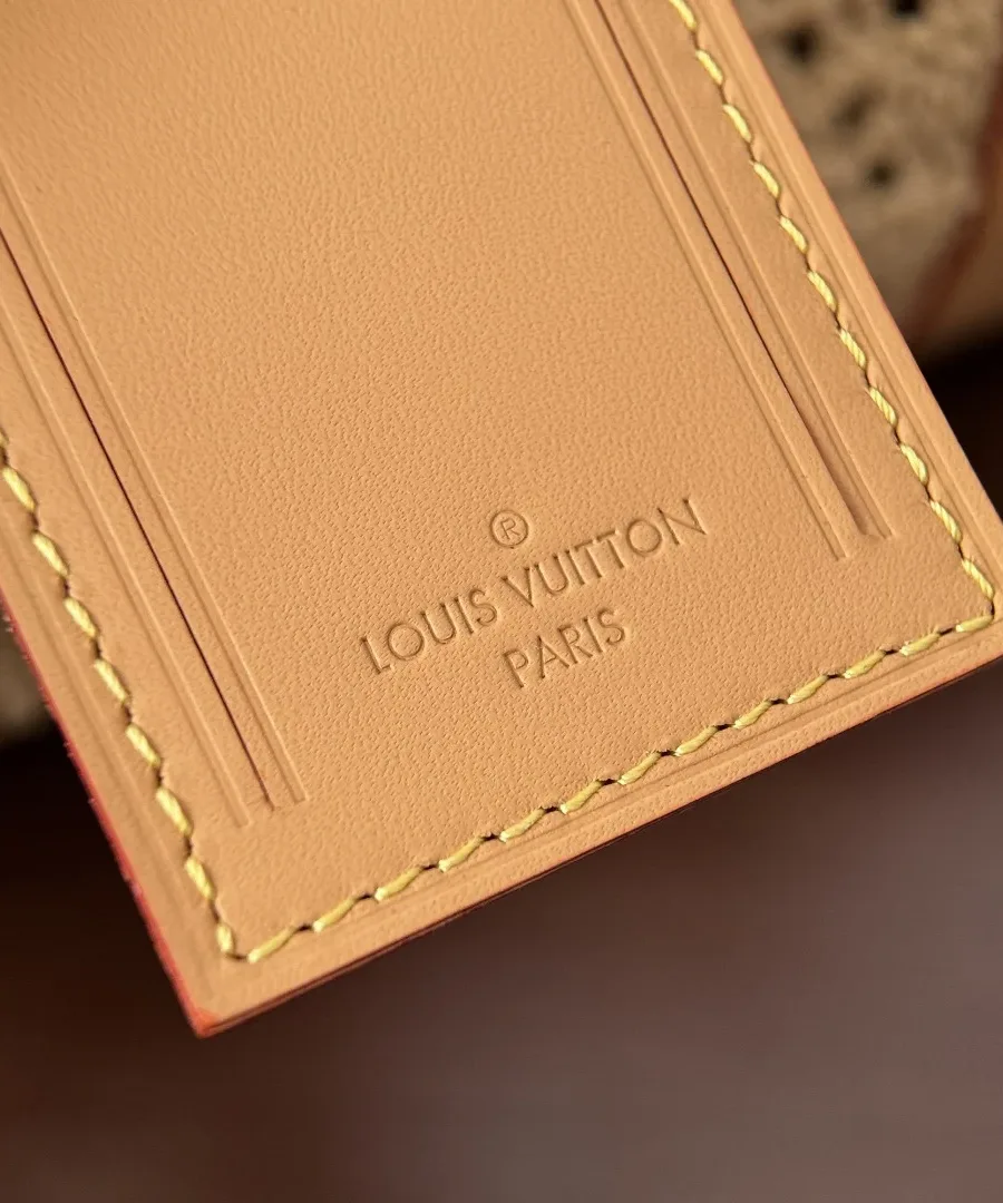 Крупный план кожаной багажной бирки с тиснением Louis Vuitton Paris